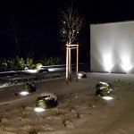 Schnee auf der Grünfläche. Foto bei Nacht