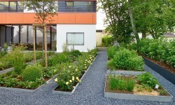 Foto bei Tag über die Grünflächen mit Kies