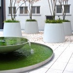 Wasser sprudelt im kreisförmigen Brunnen