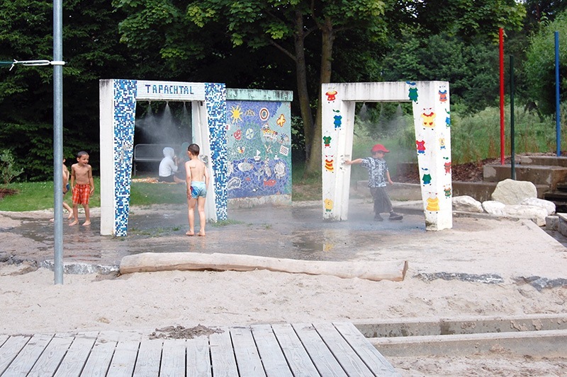 Wasserbereich mit Duschen auf dem Spielplatz im Tapachtal - Landschaftsarchitektur Stuttgart