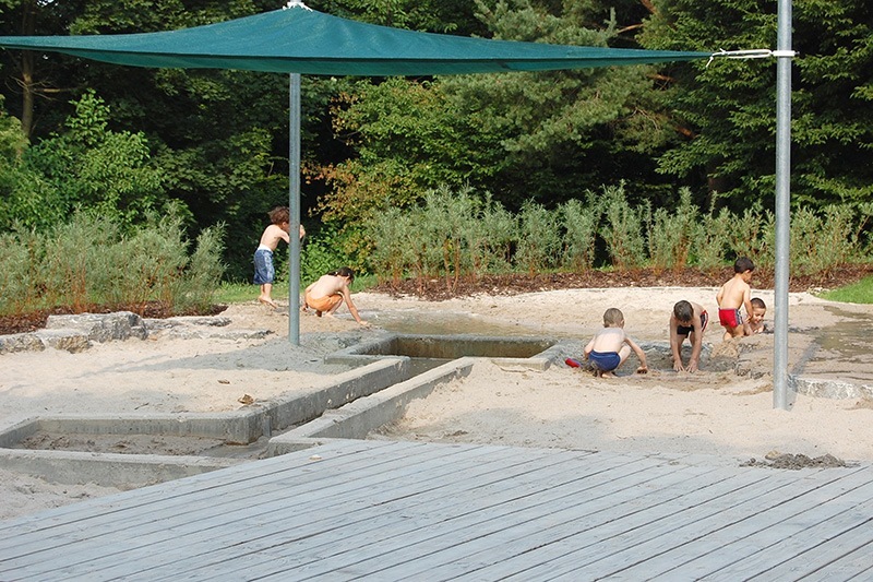 Spielplatz am Tapachtal - Landschaftsarchitektur Stuttgart - Matschbereich unter einem Sonnensegel