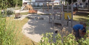 Lauter Park - Spielplatz - Sandkasten - vorne Rechts zwei Kinder