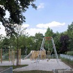 Kinderspielplatz - Lauter Park. Schaukel im Sandkasten