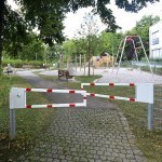 Eingang zum Spielplatz am Lauter Park mit Schranken