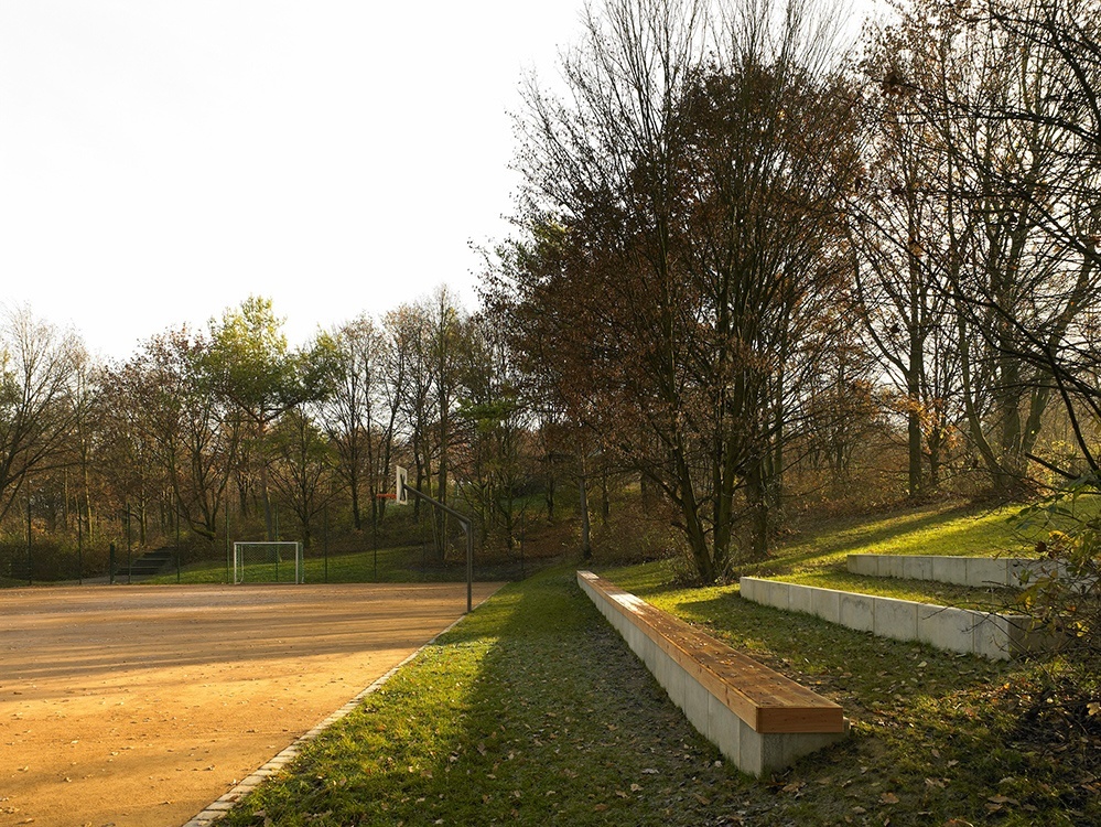 Fußballplatz im Tapachtal - Auf der rechten Seite sind Bänke